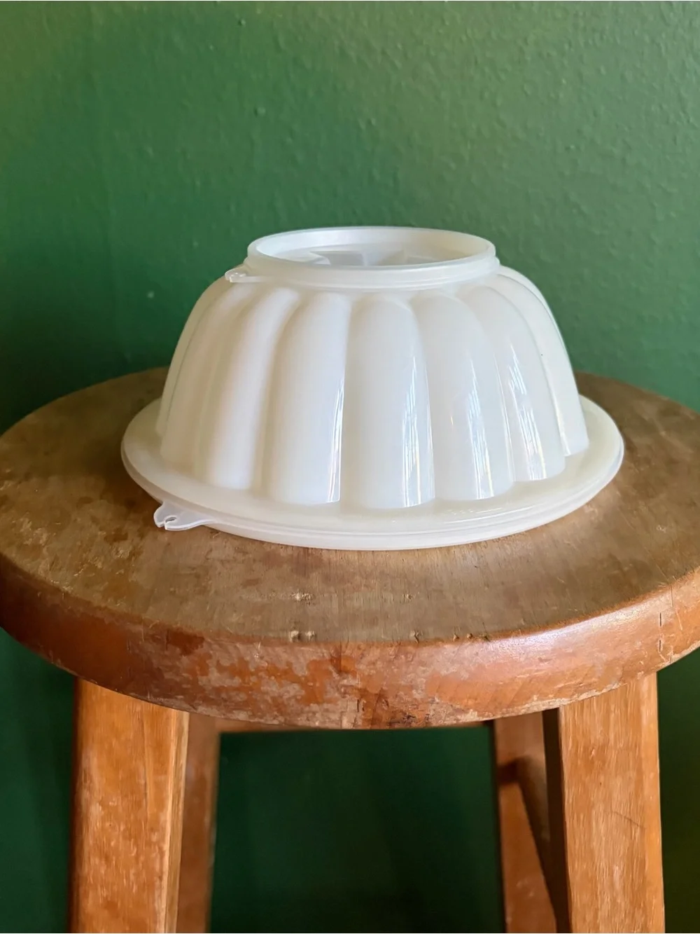Vintage Tupperware Jel-N-Serve mold with Classic white scalloped design